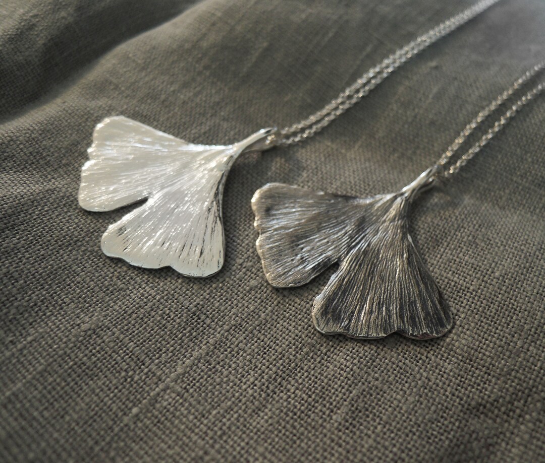 Collier DAUM – Pendentif Feuille Ginkgo En Pâte De Verre Gris – Argent 925 – Occasion