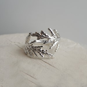 Cedros Entrelazados - Anillo Ajustable de Cedro Envuelto - Anillo de Rama en Plata de Ley 925 - Hecho a Medida