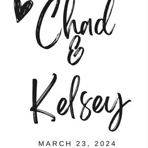 Può includere: Annuncio di matrimonio minimalista con i nomi "Chad & Kelsey" in elegante scrittura nera, accompagnati da un cuore. La data "23 marzo 2024" è visualizzata in basso, il tutto su sfondo bianco.
