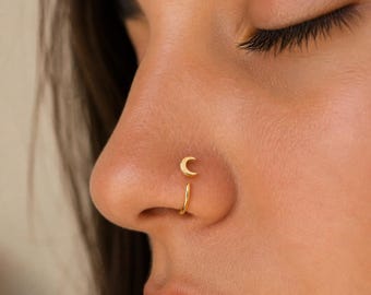 Piercing de nariz minimalista hipoalergénico de plata de ley con forma de luna para mujer.