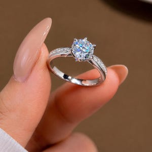 Anillo de compromiso de moissanita de 1 quilate / Anillo de plata de ley 925 con pavé, anillo nupcial minimalista