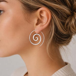 Minimalistische zilveren spiraaloorbellen, lichtgewicht boho-statementsieraden