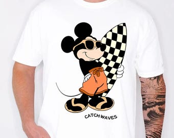 Camiseta Mickey Mouse Catch Waves, Camiseta de Mickey surfeando en colores cómodos para la playa, Conjunto para vacaciones Disney, Camiseta Disney para papá