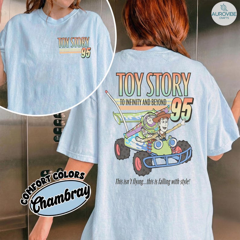 Pu&ograve; includere: T-shirt azzurra con la scritta "TOY STORY 95" sul davanti e una grafica di Buzz Lightyear e Woody su un'auto da corsa sul retro. La maglietta ha anche la scritta "TO INFINITY AND BEYOND" e "This isn't flying...this is falling with style!"