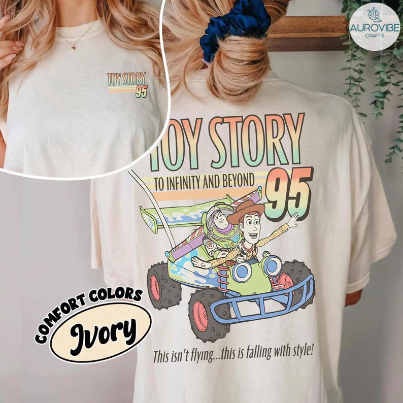 Pu&ograve; includere: T-shirt color avorio con grafica colorata "Toy Story" con Buzz Lightyear e Woody su un'auto da corsa. La maglietta include il testo "To Infinity and Beyond" e "95". Anche la frase "This isn't flying...this is falling with style!" &egrave; stampata.