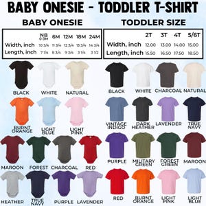 Pu&ograve; includere: Immagine di body per neonati e t-shirt per bambini piccoli in vari colori. L'immagine include una tabella delle taglie con misure in pollici. I colori includono nero, bianco e varie tonalit&agrave;. Il testo 'Baby Onesie - Toddler T-Shirt' &egrave; in alto.