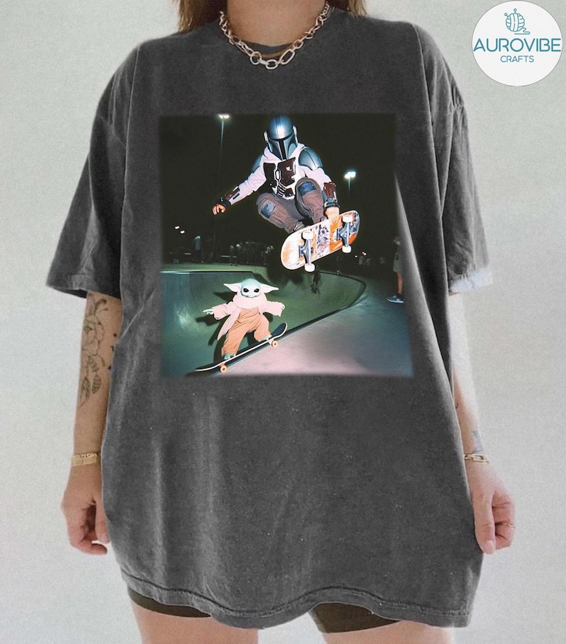 Puede incluir: Camiseta gris oscuro con un gr&aacute;fico de The Mandalorian y Grogu patinando en un skate park. El Mandaloriano est&aacute; en el aire, haciendo un truco en su patineta. Grogu est&aacute; montando su patineta en la rampa. La camiseta tiene un corte holgado.