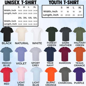 Pu&ograve; includere: Immagine di t-shirt unisex e per ragazzi in vari colori. Le tabelle delle taglie mostrano larghezza e lunghezza in pollici. Le magliette sono disponibili in colori come nero, bianco, verde, blu e arancione.