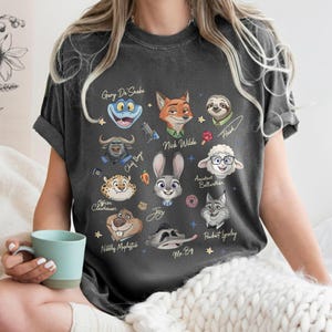 Op de afbeelding: Een set van drie keramische mokken met een gespikkelde, matte afwerking. De mokken zijn in de kleuren cr&egrave;me, lichtgrijs en donkergrijs. Elke mok heeft een eenvoudig, minimalistisch ontwerp en een afgeronde handgreep.