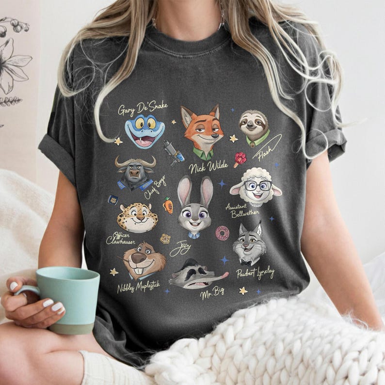 Op de afbeelding: Een set van drie keramische mokken met een gespikkelde, matte afwerking. De mokken zijn in de kleuren cr&egrave;me, lichtgrijs en donkergrijs. Elke mok heeft een eenvoudig, minimalistisch ontwerp en een afgeronde handgreep.