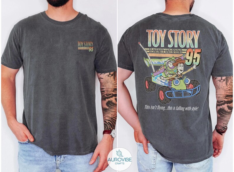 Pu&ograve; includere: T-shirt grigio scuro con la scritta "TOY STORY 95" sul davanti. Il retro presenta una grafica colorata di Buzz Lightyear e Woody in un'auto, con il testo "TO INFINITY AND BEYOND" e "This isn't flying... this is falling with style!"