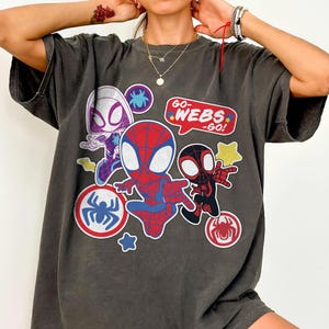 Puede incluir: Un letrero de madera r&uacute;stico con el texto "Welcome to our home" en un estilo manuscrito. El letrero presenta un acabado envejecido y un dise&ntilde;o simple y acogedor, ideal para un porche o entrada.