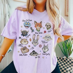 Op de afbeelding: Een witte keramische mok met een zwart handvat en de tekst "But first, coffee" in een zwarte, handgeschreven lettertype. De mok staat op een wit oppervlak.