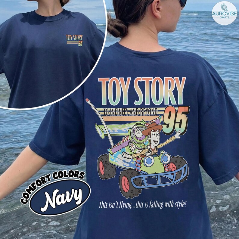 Pu&ograve; includere: T-shirt blu navy con la scritta "TOY STORY 95" sul davanti. Il retro presenta una grande grafica di Buzz Lightyear e Woody su un'auto da corsa, con la scritta "TO INFINITY AND BEYOND". La maglietta ha anche la scritta "This isn't flying...this is falling with style!"