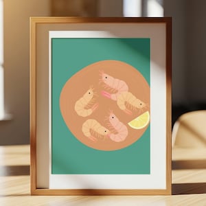 Puede incluir: Una impresión artística enmarcada con una ilustración estilizada de gambas en un plato con una rodaja de limón. Las gambas son rosas y naranjas, sobre un fondo turquesa y un plato marrón. El marco es de color madera clara.
