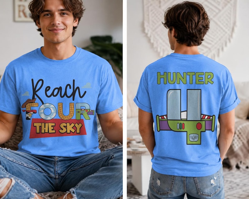 以下が含まれることがあります： 「Reach FOUR THE SKY」の文字と漫画のグラフィックが入った水色のTシャツ。Tシャツの背面には、漫画のグラフィックの上に「HUNTER」という名前が描かれています。Tシャツは人が着ています。