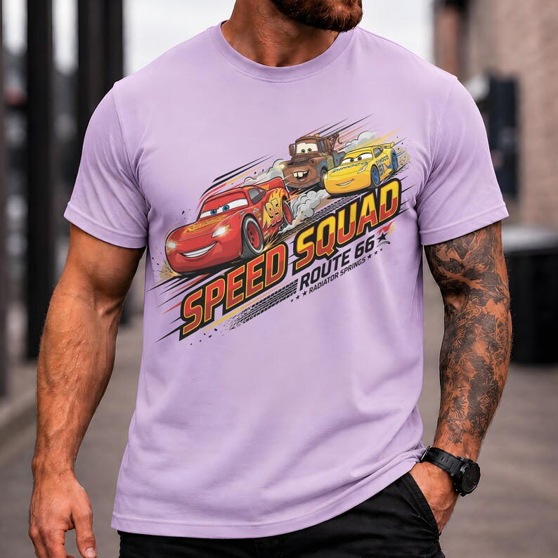 Op de afbeelding: Een lichtpaars t-shirt met een afbeelding van drie geanimeerde raceauto's uit de film Cars. De tekst "SPEED SQUAD ROUTE 66 RADIATOR SPRINGS" is in een diagonaal ontwerp op het shirt gedrukt.