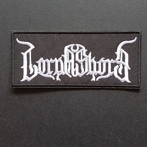 Può includere: Una toppa rettangolare ricamata nera con scritte bianche stilizzate che recitano Boryashord. Il design utilizza un'intricata tipografia in stile gotico dai bordi affilati con un bordo nero spesso che circonda l'intero pezzo di tessuto.