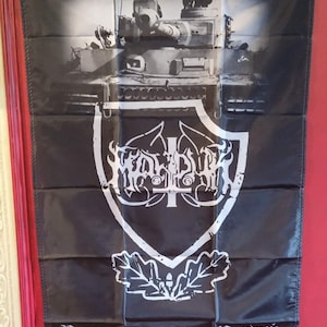 Op de afbeelding: Zwarte banner met een grijswaardenafbeelding van een tank bovenaan. Onder de tankafbeelding bevindt zich een wit schildembleem met gestileerde tekst en eikenbladeren. De tekst "Panzer Division Marvuk" staat onderaan.