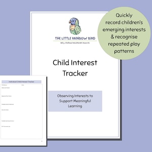 Puede incluir: Un rastreador de intereses infantiles blanco con el texto "Child Interest Tracker" y "Observing Interests to Support Meaningful Learning". Un documento más pequeño está a la izquierda. Un círculo verde tiene el texto "Quickly record children's emerging interests & recognise repeated play patterns".
