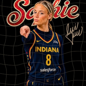Può includere: Una maglia da basket blu navy con finiture gialle e rosse, che riporta la scritta INDIANA, il numero 8 e i loghi degli sponsor Lilly e salesforce. Il nome Sophie è scritto in grande corsivo rosso sopra, con una firma sul lato destro.