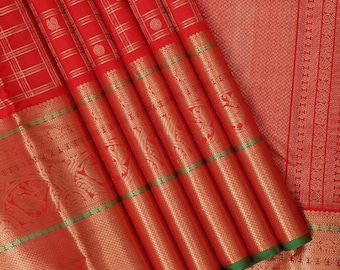 Chiliroter Kanjeevaram-Seidensari aus 100 % reiner Seide mit Gold-Zari-Karomuster und Pfauenmotiv (Chagaram-Design) sowie passender Pfauenbordüre (Mayilkan-Borte). Inklusive Seidenmarke.