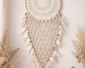 Trendy Traumfänger Wandbehang 36 x 30 cm | Makramee Gehäkelter Traumfänger | Boho Wanddekor | Feder Perlen hängend | Schlafzimmer Kinderzimmer