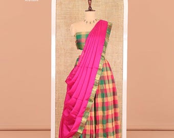Mehrfarbiger Chettinad-Baumwoll-Halbsari mit kariertem Rock, Pfauenbordüre, passender Bluse und kontrastierendem Dhavani-Stoff.
