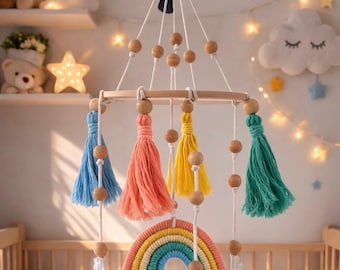 Makramee Regenbogen Krippe Mobile | Pastell Quasten, Holzperlen, Kinderzimmer Dekor, Baby dusche, Einweihungsparty Geschenk