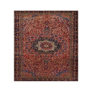 K&ouml;nnte beinhalten: Ein rechteckiger, verzierter Teppich mit einem zentralen Medaillon-Design. Der Teppich weist eine reiche Farbpalette aus Rot, Marineblau, Gold und Blau auf. Auf der gesamten Oberfl&auml;che befinden sich komplizierte Blumen- und geometrische Muster mit einem detaillierten Rand.