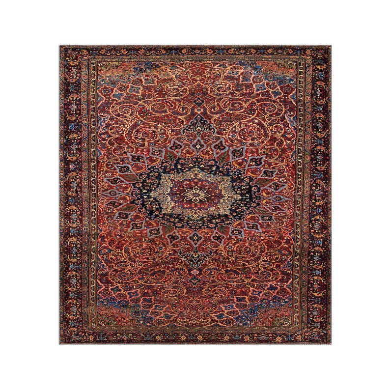 K&ouml;nnte beinhalten: Ein rechteckiger, verzierter Teppich mit einem zentralen Medaillon-Design. Der Teppich weist eine reiche Farbpalette aus Rot, Marineblau, Gold und Blau auf. Auf der gesamten Oberfl&auml;che befinden sich komplizierte Blumen- und geometrische Muster mit einem detaillierten Rand.