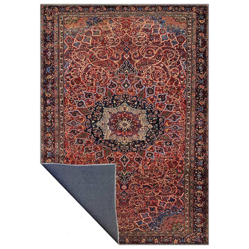 K&ouml;nnte beinhalten: Ein rechteckiger Teppich mit traditionellem persischem Design. Der Teppich hat ein tiefrotes Feld mit komplizierten floralen und geometrischen Mustern in Blau-, Gold- und Cremet&ouml;nen. Ein dunkelblauer Rand umrahmt das Design. Die Unterseite des Teppichs ist einfarbig dunkelblau.
