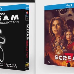 Könnte beinhalten: Zwei Blu-ray-Film-Sammlungen. Die erste ist eine schwarze Box-Set mit dem Titel "SCREAM 1-6 MOVIE COLLECTION" und einer weißen Geistergesichtsgrafik. Die zweite ist ein rot-braunes Box-Set mit dem Titel "SCREAM 7". Beide haben blaue Oberteile.