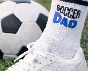 Soccer Dad Socken | Fußball Fan Geschenk für Papas | Sportsocken Weiß | Spieltag Outfit | Geschenkidee für Fußballfans