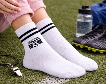 Soccer Mom Socken – Fußball Mama Geschenk – Sportliche Crew Socks Damen – Fußballfan Geschenk – Sport Mom Geschenkidee – Lustige Sportsocken