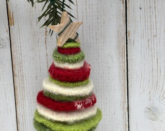 Adorno - Árbol - Verde, Rojo y Blanco - Tela de suéter reciclada - Incluye colgador