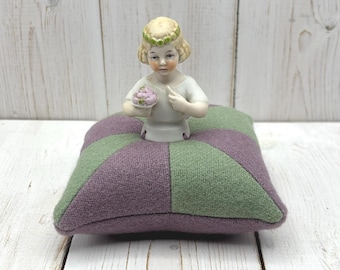 Alfiletero - Media muñeca - Lana afieltrada en color verde salvia y morado.