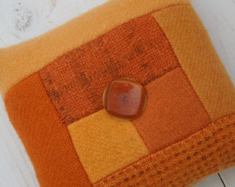 Pincushion - Patrón de cabaña de troncos - Lana de fieltro - Naranja - Botón de celuloide vintage