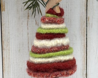 Adorno - Árbol - Verde, Rojo y Blanco - Tela de suéter reciclada - Incluye colgador