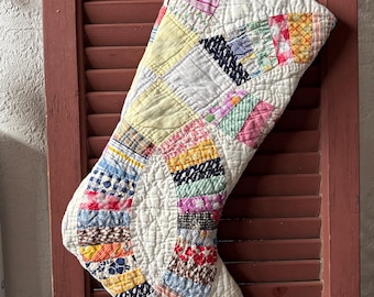 Calcetín navideño - Confeccionado con una colcha vintage hecha a mano - Multicolor - Forrado con franela de rayas rojas