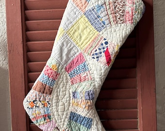 Calcetín navideño - Confeccionado con una colcha vintage hecha a mano - Multicolor - Forrado con franela de rayas rojas