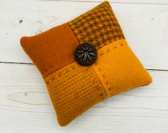 Pincushion - Patrón de cuatro parches - lana de fieltro naranja - botón de baquelita vintage