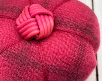 Alfiletero - Lana afieltrada - Rosa - Botón de celuloide vintage - 10 cm