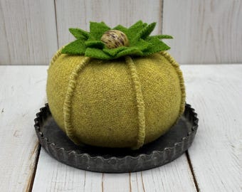 Alfiletero con forma de tomate - Grande - Lana verde amarillenta - Hojas verdes - Botón de celuloide vintage