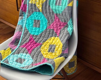 Edredón para bebé en turquesa brillante, fucsia, dorado y gris. Ideal para cuna, tapiz, tapete de juego y manta.