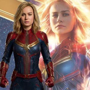 Pode incluir: Uma mulher em um traje de super-herói vermelho, azul e dourado com um emblema de estrela no peito. O traje tem um zíper na frente e luvas vermelhas. Uma segunda imagem da mulher está no fundo com um efeito brilhante.