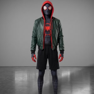 以下が含まれることがあります： 赤と黒のスパイダーマンのデザインが施された全身コスチューム。赤いフード付きトップス、緑のレザージャケット、黒のショーツ、お揃いの手袋が含まれています。スーツの胸にはクモのエンブレムが付いています。
