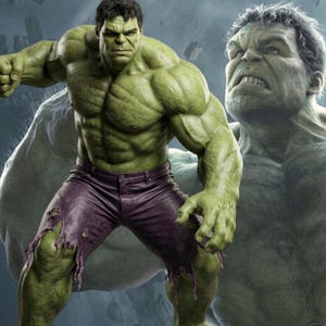 Puede incluir: Imagen digital de Hulk, un superhéroe de piel verde, en una pose dinámica. Viste pantalones morados rasgados, mostrando su físico musculoso. Una segunda imagen desvanecida de Hulk se encuentra en el fondo.