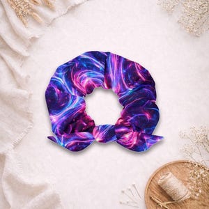Neon Galaxy Recycled Scrunchie – Livfullt kosmiskt håraccessoar, elektriskt rosa och blått iögonfallande smycke