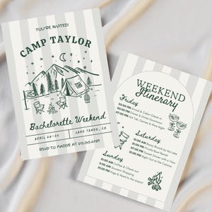Könnte beinhalten: Zwei Einladungskarten mit Camping-Motiv. Eine Karte trägt die Aufschrift "Camp Taylor Bachelorette Weekend" mit einer Berg- und Zeltillustration. Die andere Karte listet einen Wochenend-Reiseplan auf. Beide Karten haben einen hellgrauen Streifenhintergrund.